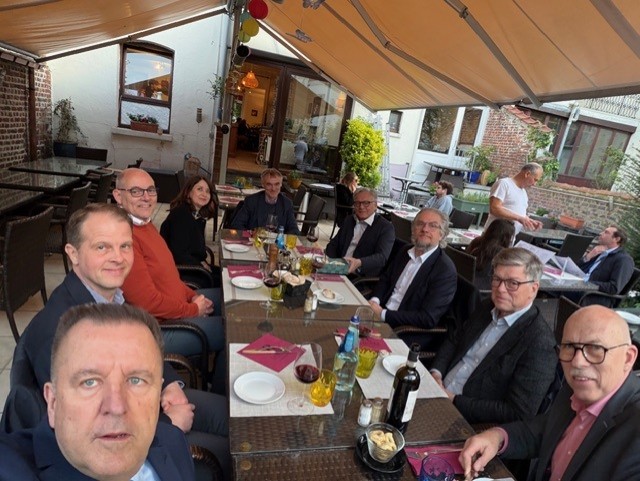 Uformelt møde med Henrik Dahl LA (tredje fra højre). Adm. direktør Erk S. Rasmussen tv.