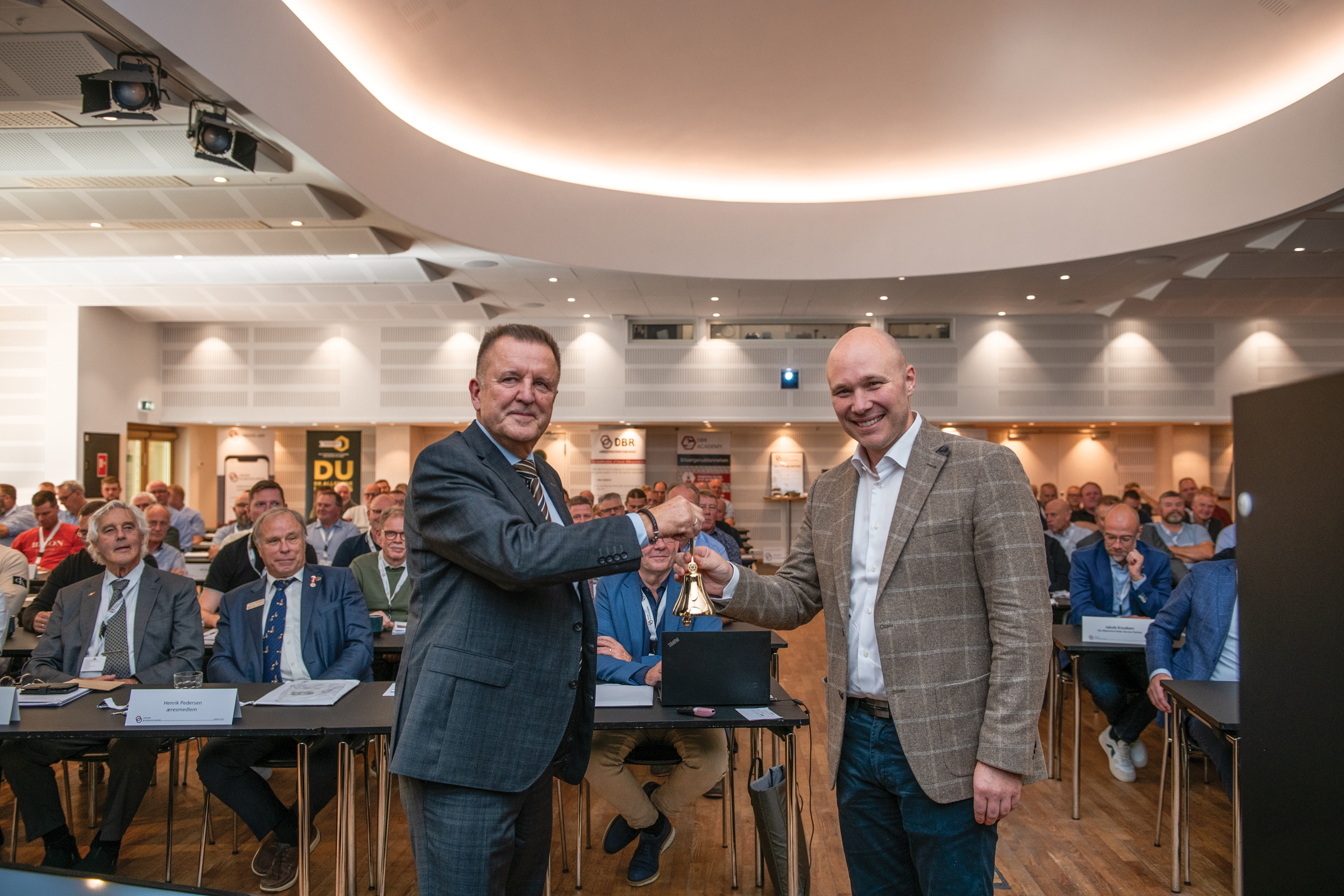 Erik S. Rasmussen giver stafetten videre til Dansk Bilbrancheråds nye adm. direktør Mark Salonen.