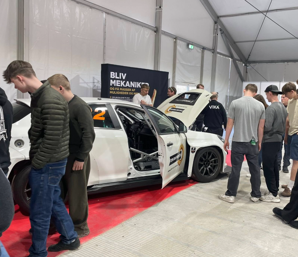Stor interesse for mekanikeruddannelsen og racerbilen på Tun Din Fremtid-standen.