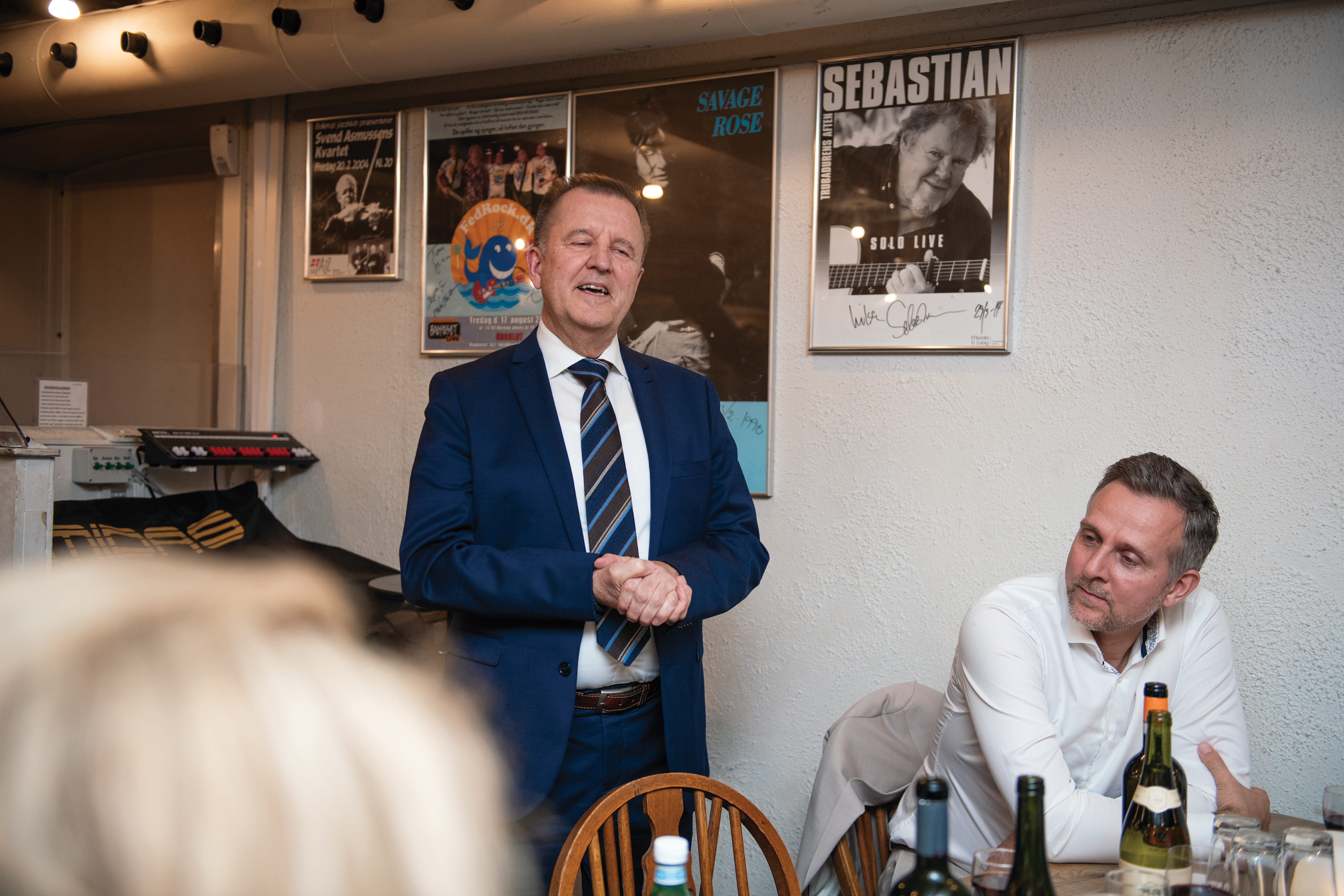 Adm. direktør Erik S. Rasmussen takker Henrik Pedersen for indsatsten for branchen gennem de mange år. Tv. Jakob Brandt, adm. direktør i SMVdanmark.