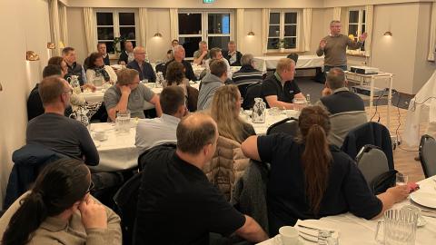 Til Dansk Bilbrancheråds fyraftensmøder er medlemmer inviteret til en hyggelig aften, med ny viden til brug i hverdagen. Digitalisering fylder mere og mere, billedet her er fra et tidligere møde, hvor CarBuddii fortalte om digitale køresedler. I år er et af emnerne AI - kunstig intelligens på værkstedet.