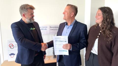 Kent Richard Bråthen Head of Market – Denmark & Norway tv. og adm. direktør Erik S. Rasmussen ønsker hinanden tillykke med aftalen. Th. Iben Bendtsen Madsen - Head of Customer Success