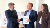 Kent Richard Bråthen Head of Market – Denmark & Norway tv. og adm. direktør Erik S. Rasmussen ønsker hinanden tillykke med aftalen. Th. Iben Bendtsen Madsen - Head of Customer Success