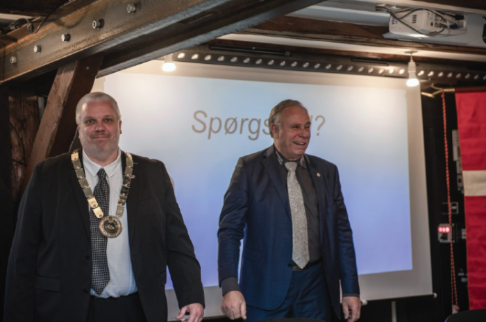 Bo Krogså, tv., overtager Oldermandsposten efter Henrik Pedersen, th.