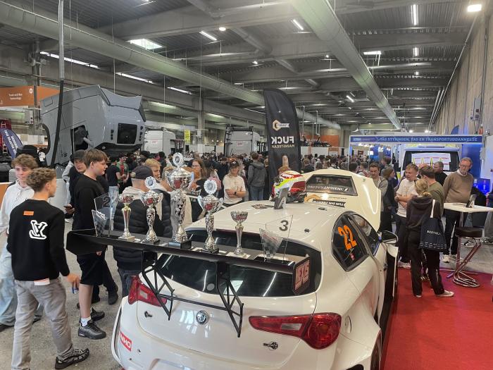 EuroSkills 2025, hvor racerbil og rollemodeller stod klar som inspiration til skoleeleverne.