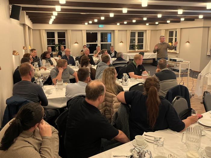 Til Dansk Bilbrancheråds fyraftensmøder er medlemmer inviteret til en hyggelig aften, med ny viden til brug i hverdagen. Digitalisering fylder mere og mere, billedet her er fra et tidligere møde, hvor CarBuddii fortalte om digitale køresedler. I år er et af emnerne AI - kunstig intelligens på værkstedet.